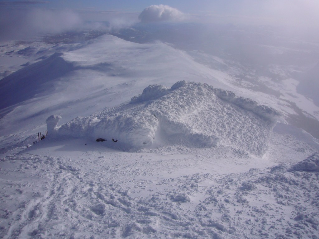 Gaustatoppen Turisthytte sett ovenfra, i retning sørover