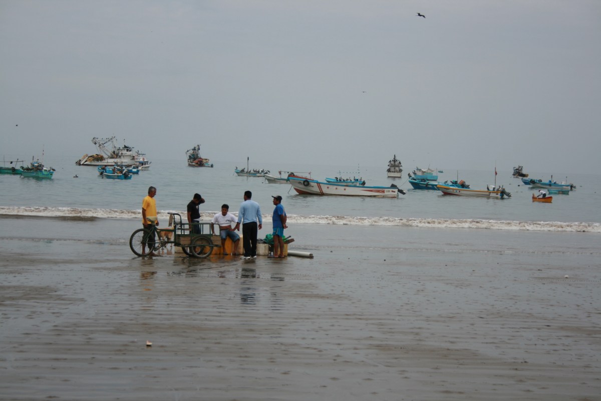 Fiskere på stranda i Puerto Lopez