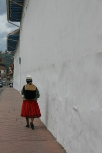 En indígena i Cuencas gater, med typisk bekledning - panamahatt og foldeskjørt