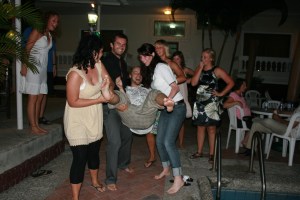 Ecuadoriansk skikk - bursdagsbarnet skal hives i vannet...