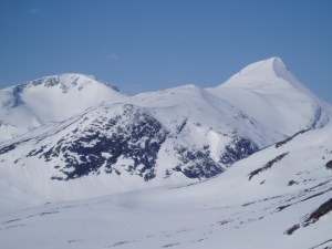 Utsikt mot Pyttegga (høyre), Karitind ligger til venstre for bildet