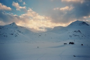 Utsikt med Veltdalshytta i forgrunnen og Torsnosi bak til venstre