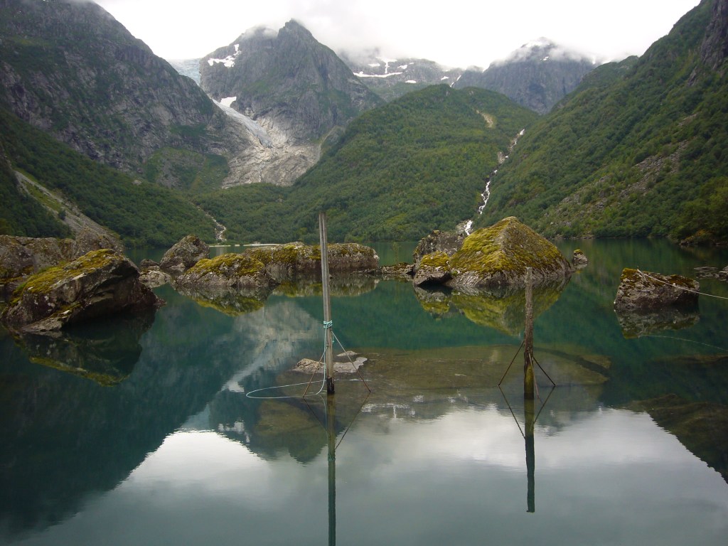 Bondhusvannet med Bondhusbreen i bakgrunnen