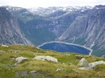 Bratte fjellsider ned til Ringedalsvatnet