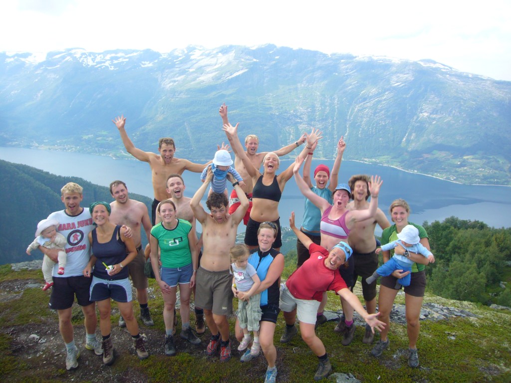 Nesten hele gjengen på toppen av Munketrappene med Folgefonna i bakgrunnen