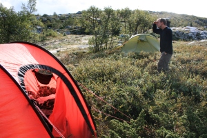 Vi hadde visst slått opp teltene midt i et hyttefelt..., foto Marie B A