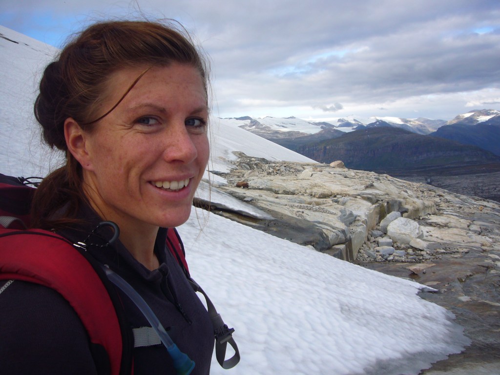 Kristin på vei opp mot Høgtua med Svartisen i bakgrunnen