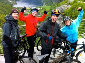 Godt fornøyde med valgt transportmiddel til landsmøtet, f.v. Kjartan, Berit, Hallgrim, meg