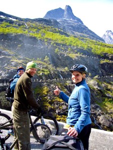 På vei ned Trollstigen, med Bispen i bakgrunnen