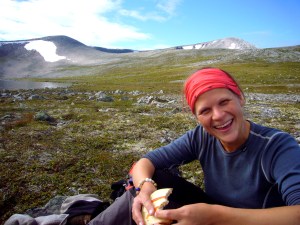 Snydda på Okla i bakgrunnen, Mari og lunsj i forgrunnen