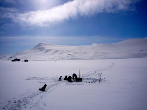 Nedpakking av leir på Vesølnsjøen søndag formiddag