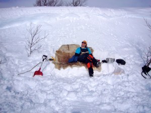På plass i (rein)skinnsofaen