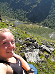 Det lille vannet Fegran og teltplassen sett fra turen oppover mot Raudbekkjekollen