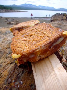 Toastjern på bål gir de beste ostesmørbrød