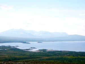 Utsikt fra toppen - ned til Storerikvollen, Esandsjøen og Sylmassivet