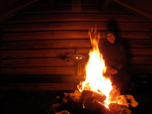 Løpsjøkoia var en koselig, enkel hytte med åpent ildsted og brisker til overnatting