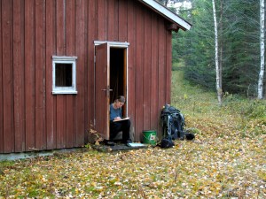 En liten rast ved Trollhytta på vei oppover fra Eriksbekken