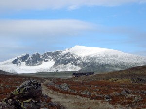 Snøheim i forgrunnen og Snøhetta i bakgrunnen