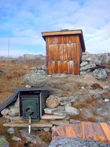 På Snøheim har de egen røykeovn der Kjell bestyrer røyker fisk og kjøtt til frokost og middag