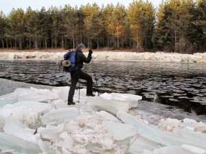 Her så det ut på kartet som at vi kunne komme over. Heldigvis ble vi advart mot å ta denne veien av en lokal fyr vi traff ved bilen.
