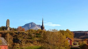 Alstadhaug kirke mot Breitinden i bakgrunnen