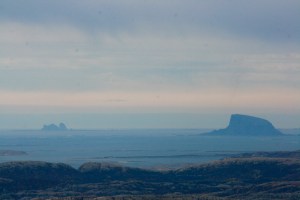 Træna og Lovund i det fjerne
