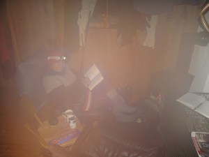 Det tar litt tid å få opp varmen i hytta, men ingenting er så koselig som å sitte foran ovnen og varme seg, med en god bok og noe varmt i koppen!