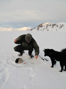 Se og lær hvordan man fisker på isen, gutten min...
