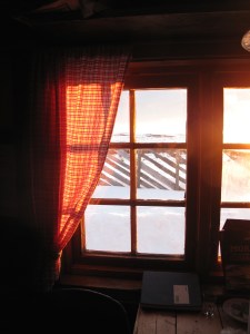 Morgensola inn vinduet i Nordbua