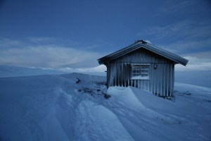 Megrunnsbua fint dekorert av snø som stormen har pyntet med