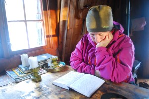 Og mer lesing av hyttebøker. Foto Mari Kolbjørnsrud