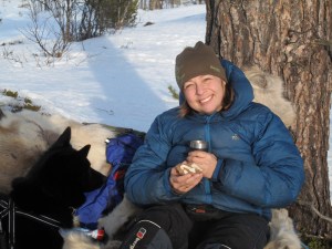 Nydelig lunsjpause i sola etter en strabasiøs ferd i løssnø og skog. Foto Mari Kolbjørnsrud