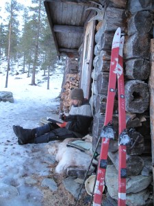 Hytteboklesing og kaffe på trammen. Foto Mari Kolbjørnsrud